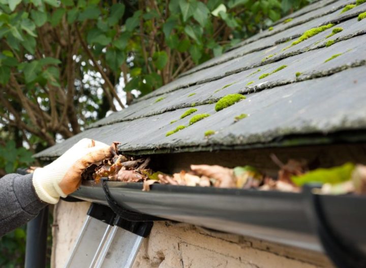 How much does it cost to choose a gutter cleaning contractor