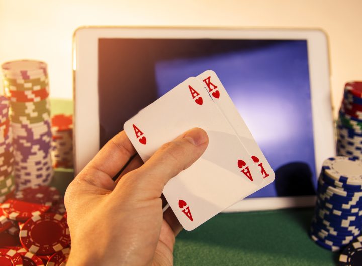 Learn and explore some winning tricks of online poker if you are a beginner